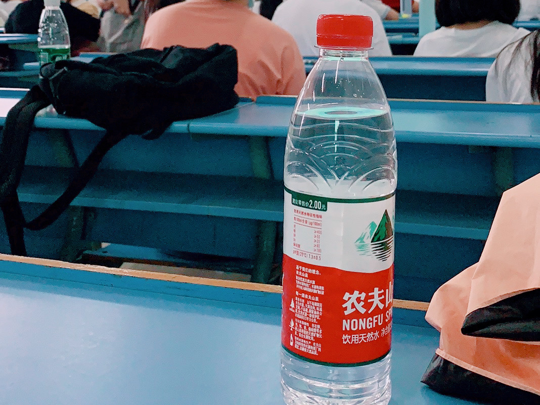 早餐:一瓶农夫山泉 11点午餐kfc: 大半个香辣鸡腿堡(剩了点面包和肉