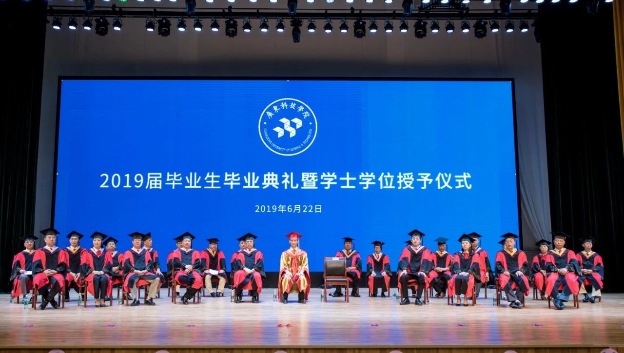 官宣刷屏!高校为去年全体毕业生补办毕业典礼,哭了