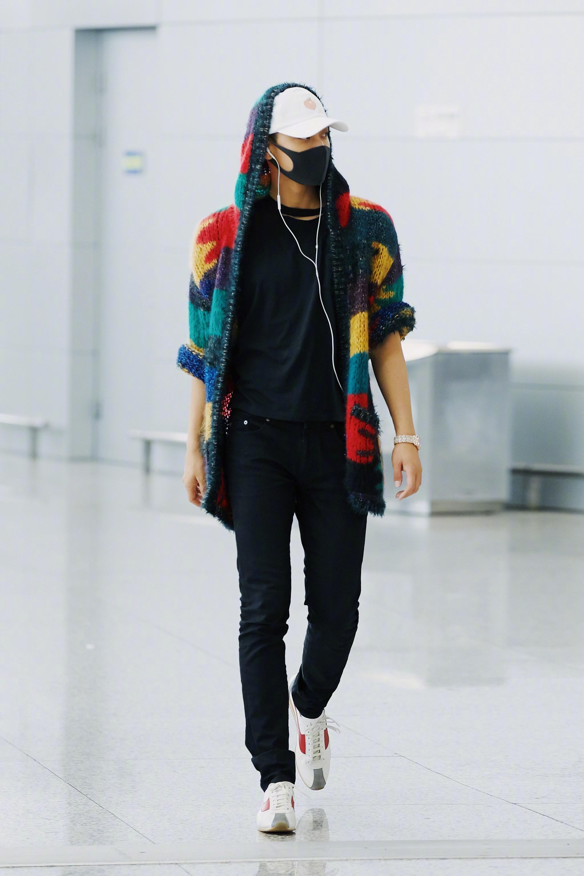 那些男明星穿过的黑色修身牛仔裤