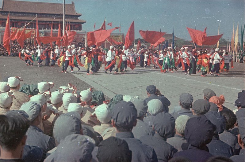 老照片 1949年开国大典 北京天安门广场上扭起了大秧歌