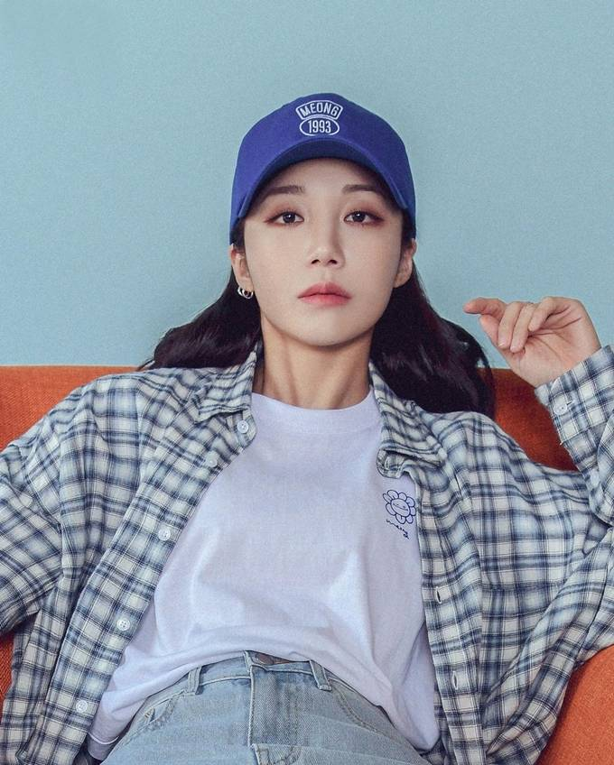 apink郑恩地社交ins公开时尚品牌广告画报展现了帅气的风格