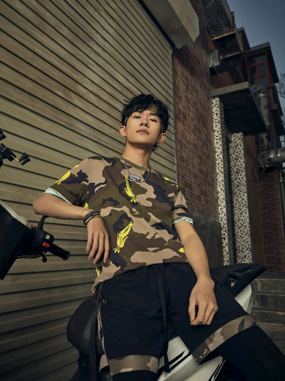 易烊千玺阿迪达斯双线代言人