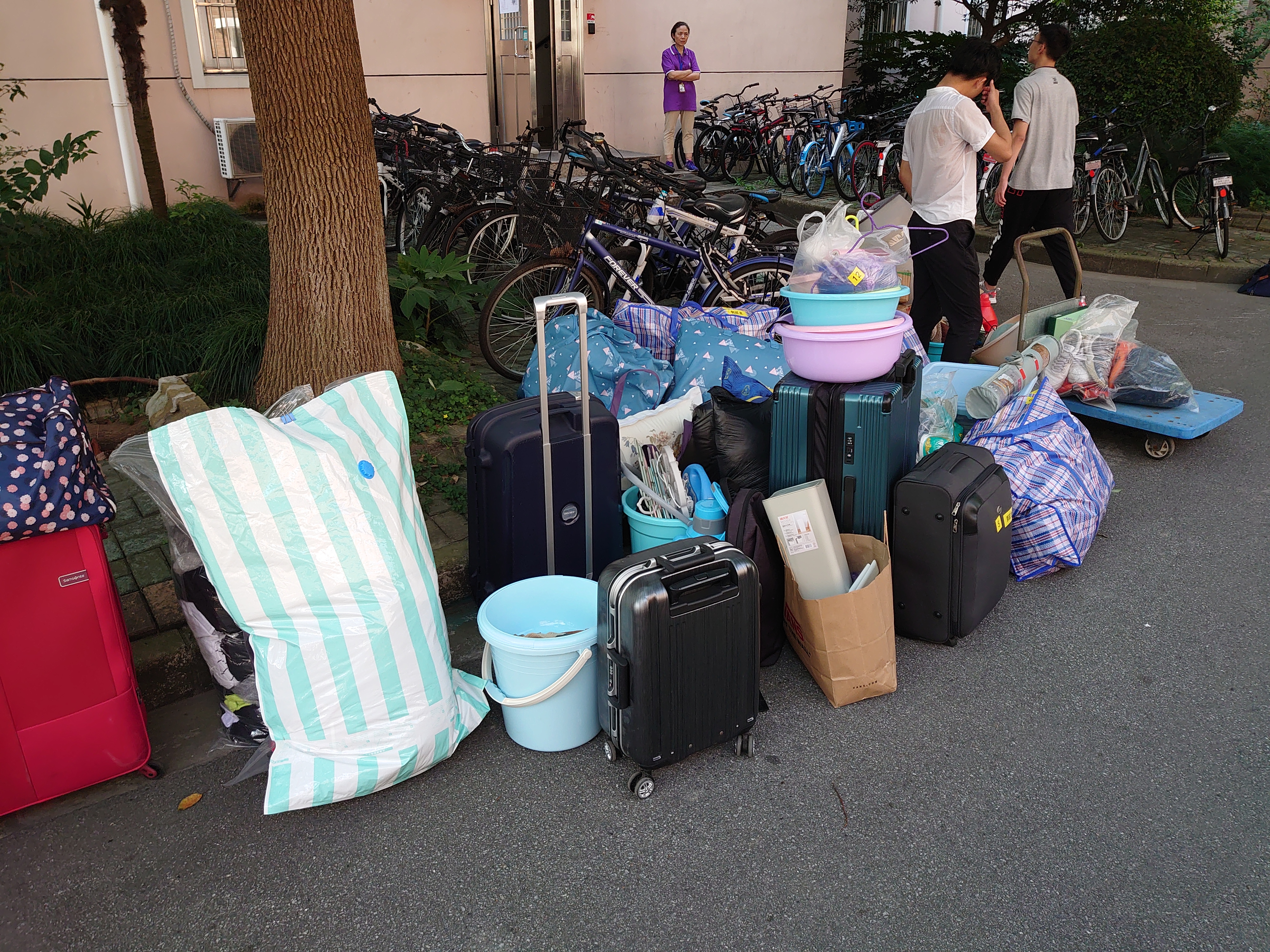 复旦大学学生集体携行李出走,原因居然是