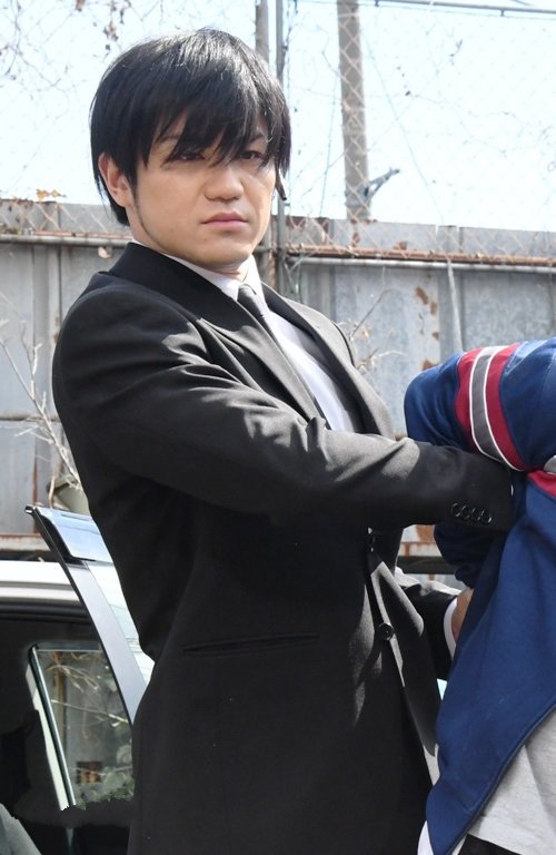 奥特曼为庆祝妻子生日岩田荣庆特意带她来到江之岛这一家三口看起来好