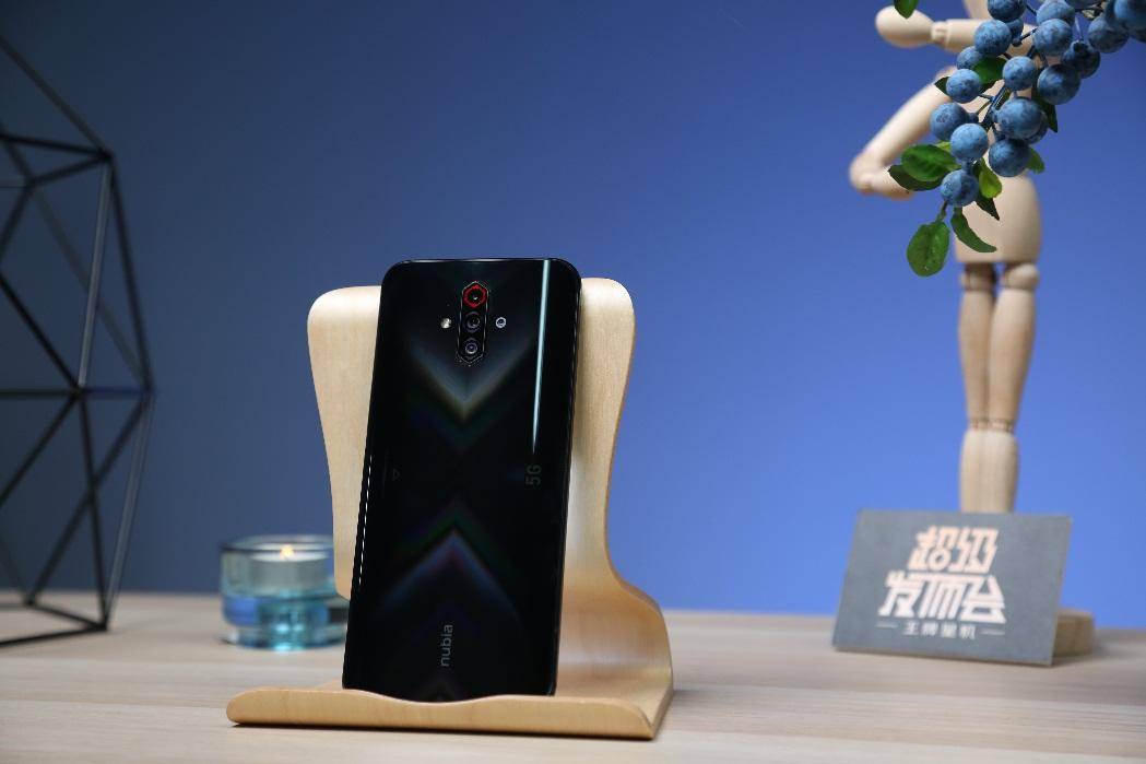 努比亚play上手简评:144hz超高刷新率玩游戏真的爽吗?