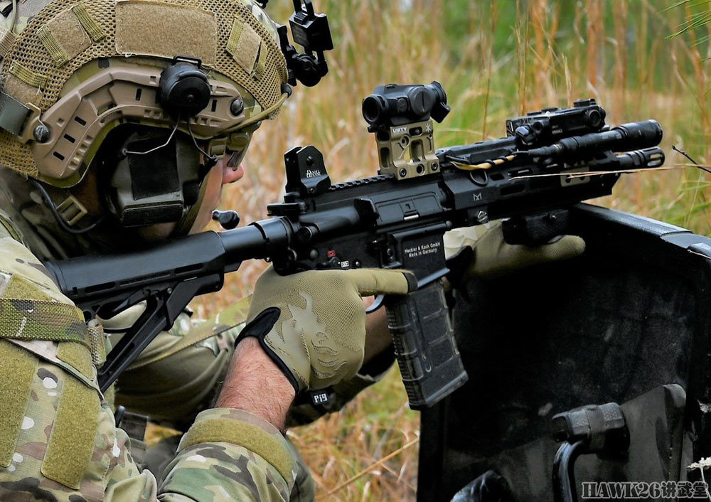 集腋成裘挪威彪悍女兵手持机枪警戒德空军大象漫步遭质疑