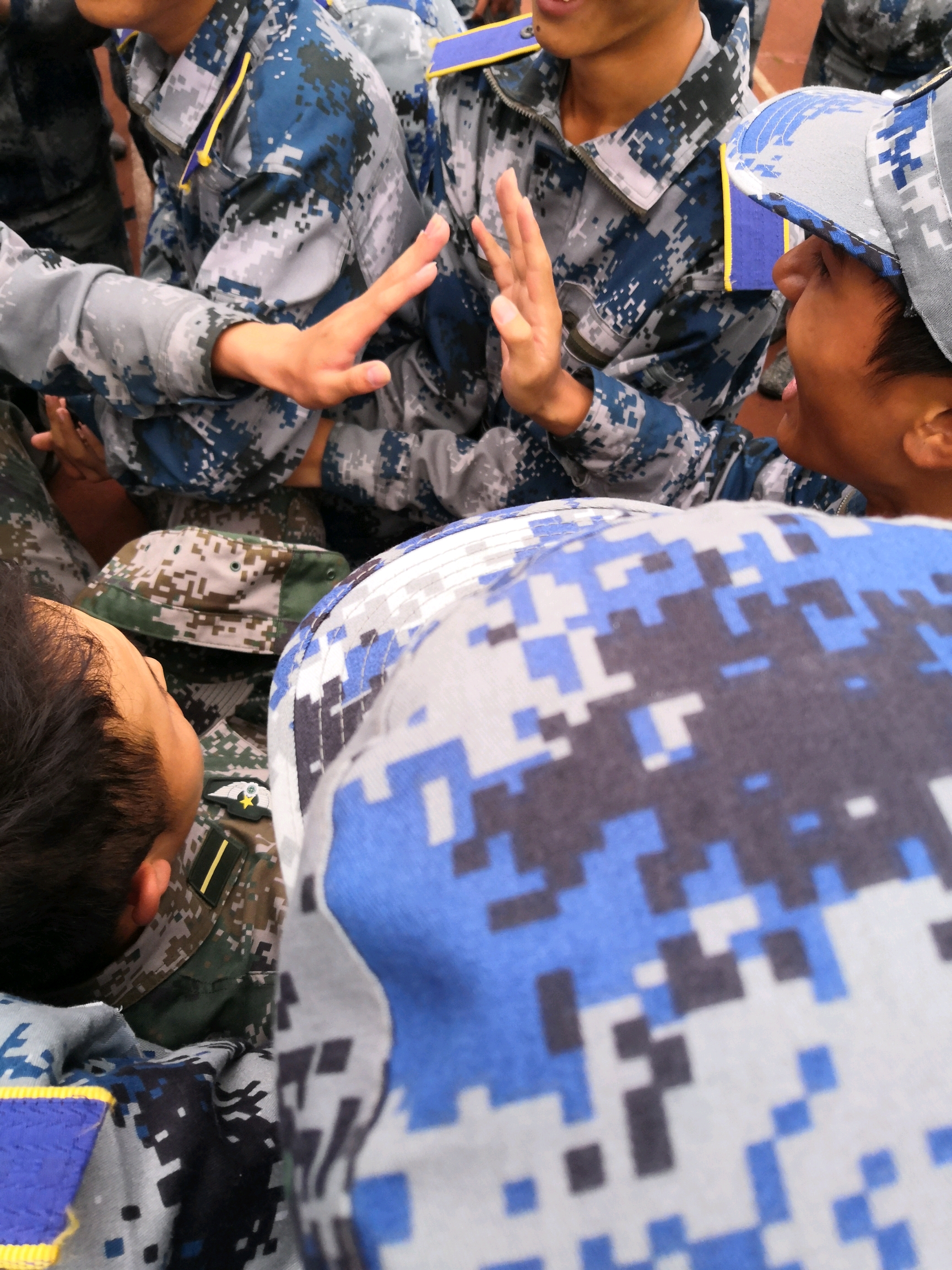 军训结束后,平时嚣张的教官会怎么样?