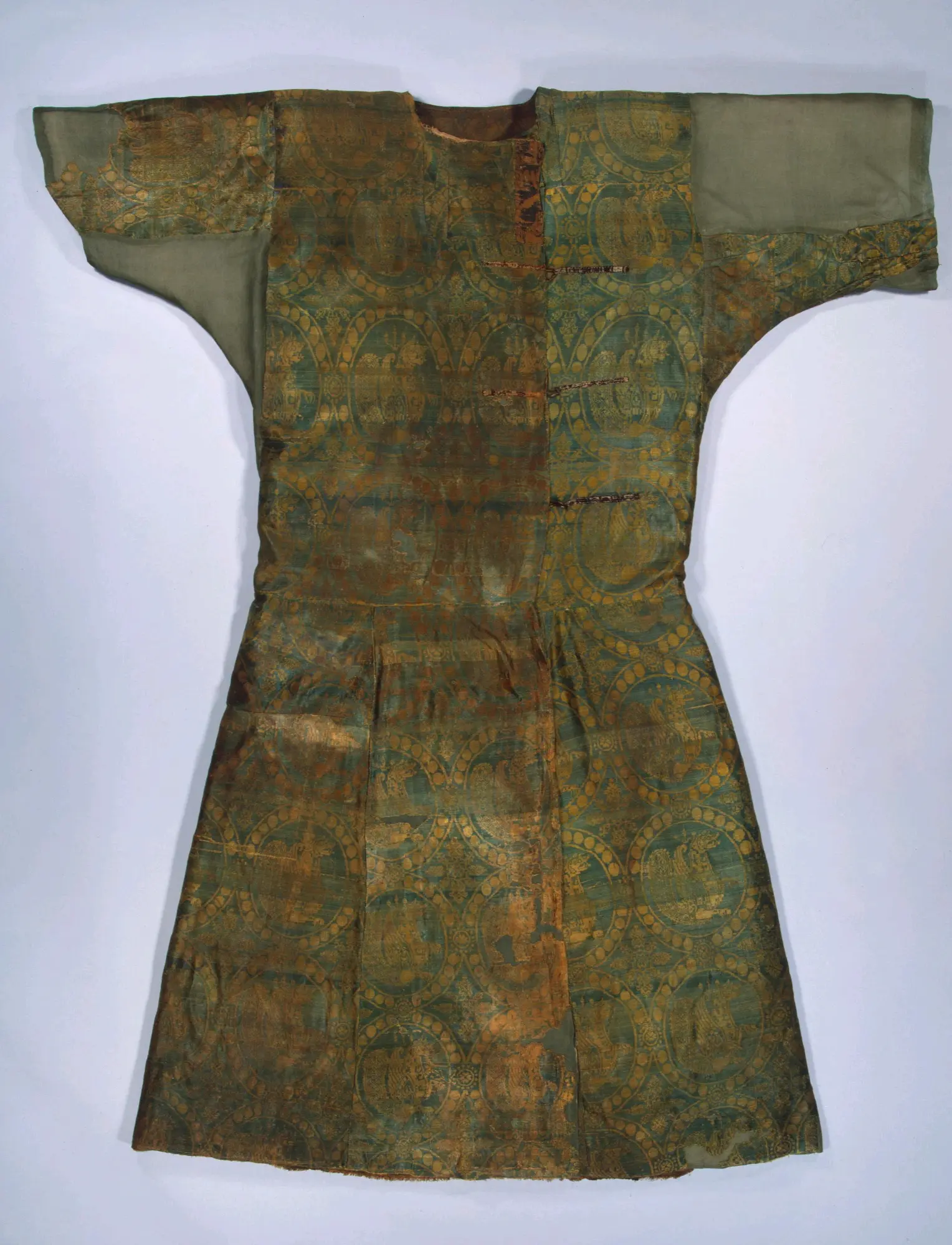 "圆领厂字襟"就是圆领袍的一种