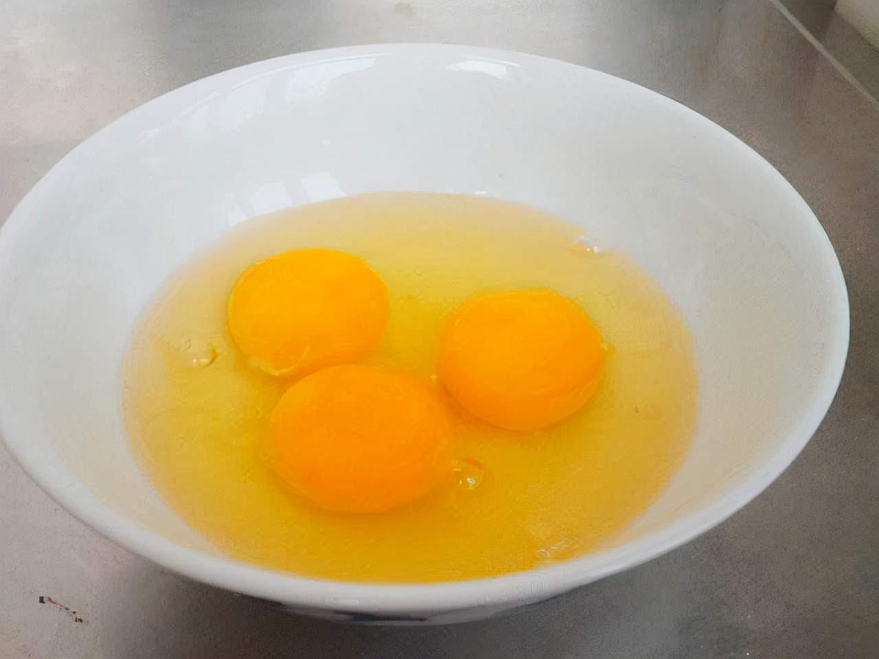 煮鸡蛋时只需加一点它，鸡蛋不开裂还自动脱壳，吃起来更香更嫩！