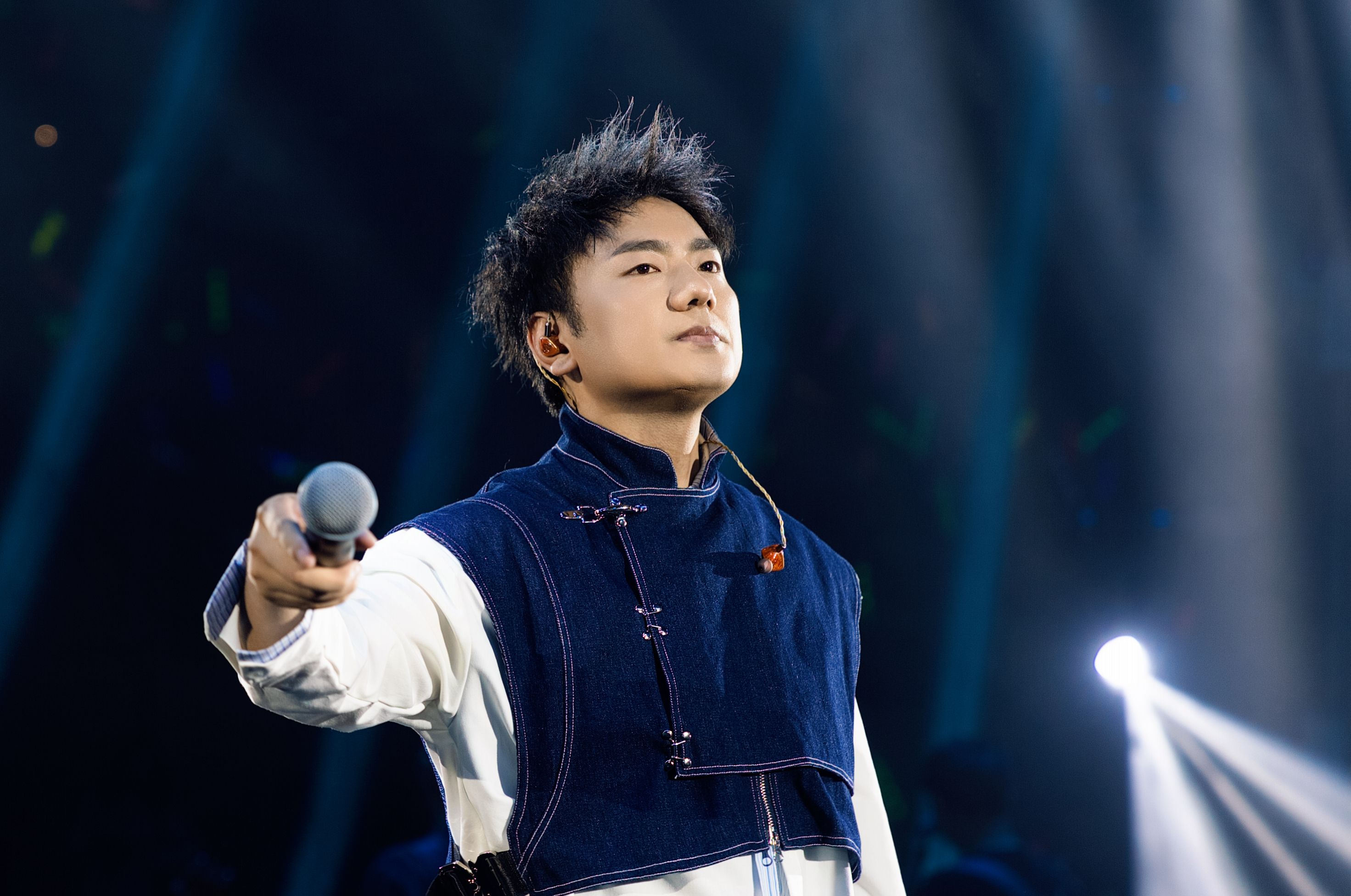 海来阿木2023年的第一场个人演唱会完美收官 - 哔哩哔哩