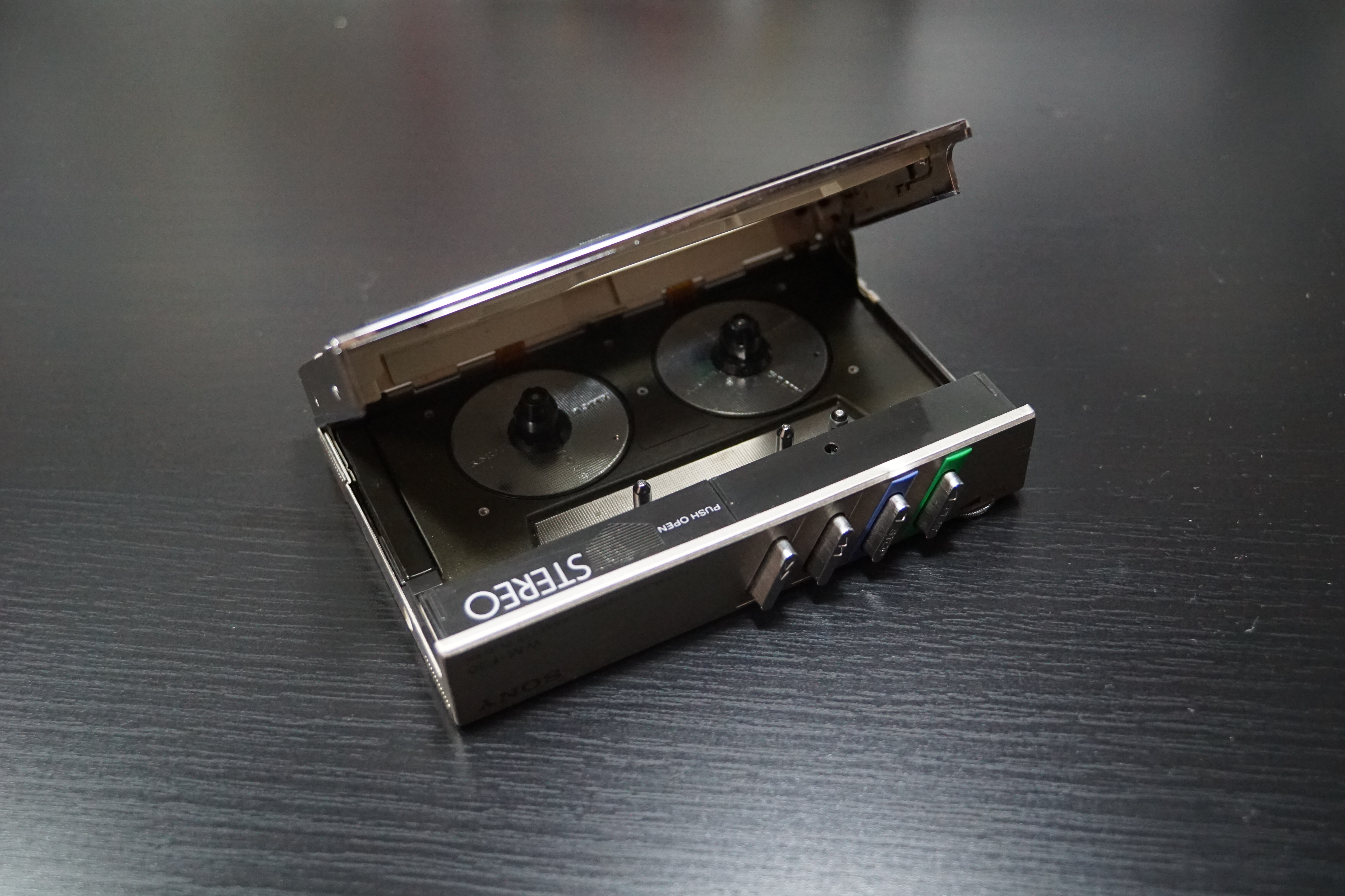 sony walkman 八十年代工业设计的巅峰之作 wm-f30