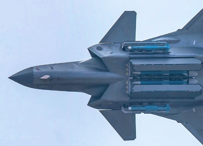难怪看不上歼10c,巴铁枭龙又获国产导弹支援,此前仅歼20使用