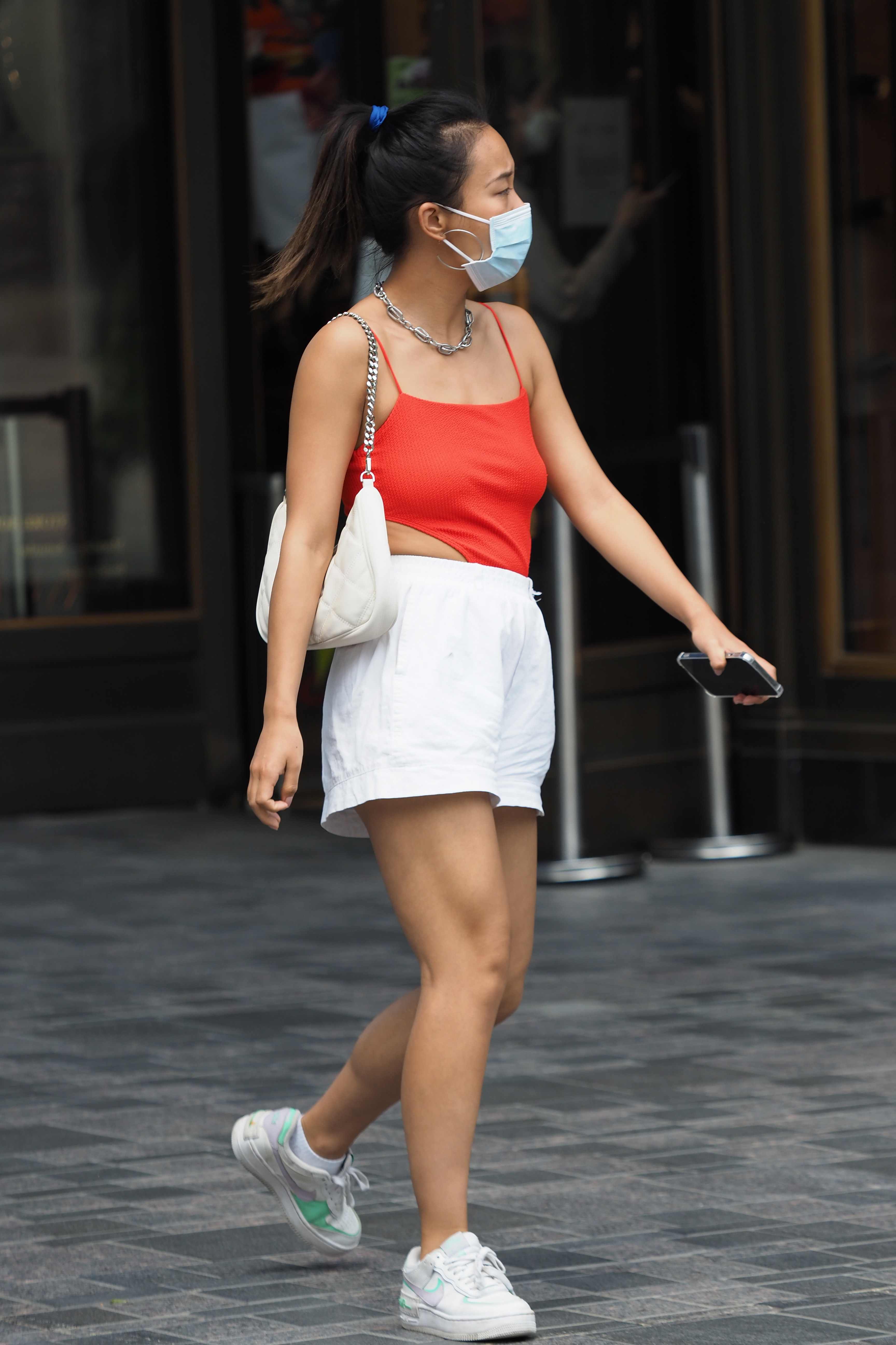 夏季女性出行逛街如何选择适合自己的穿着打扮款式颜色很重要