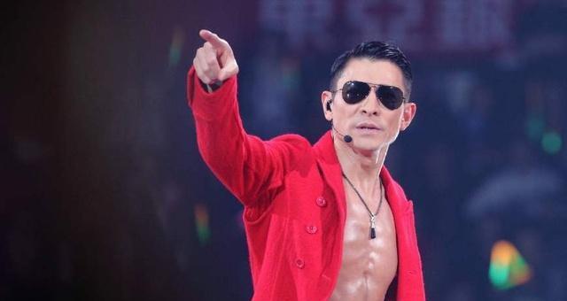 李易峰想给刘德华做造型 不知两人之后是否有机会合作呢