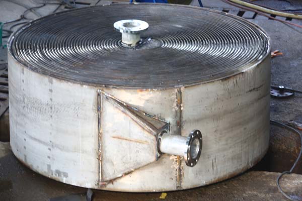 1,螺旋板式换热器维修内漏点的有以下步骤: 挖孔:从热交换器的最外层