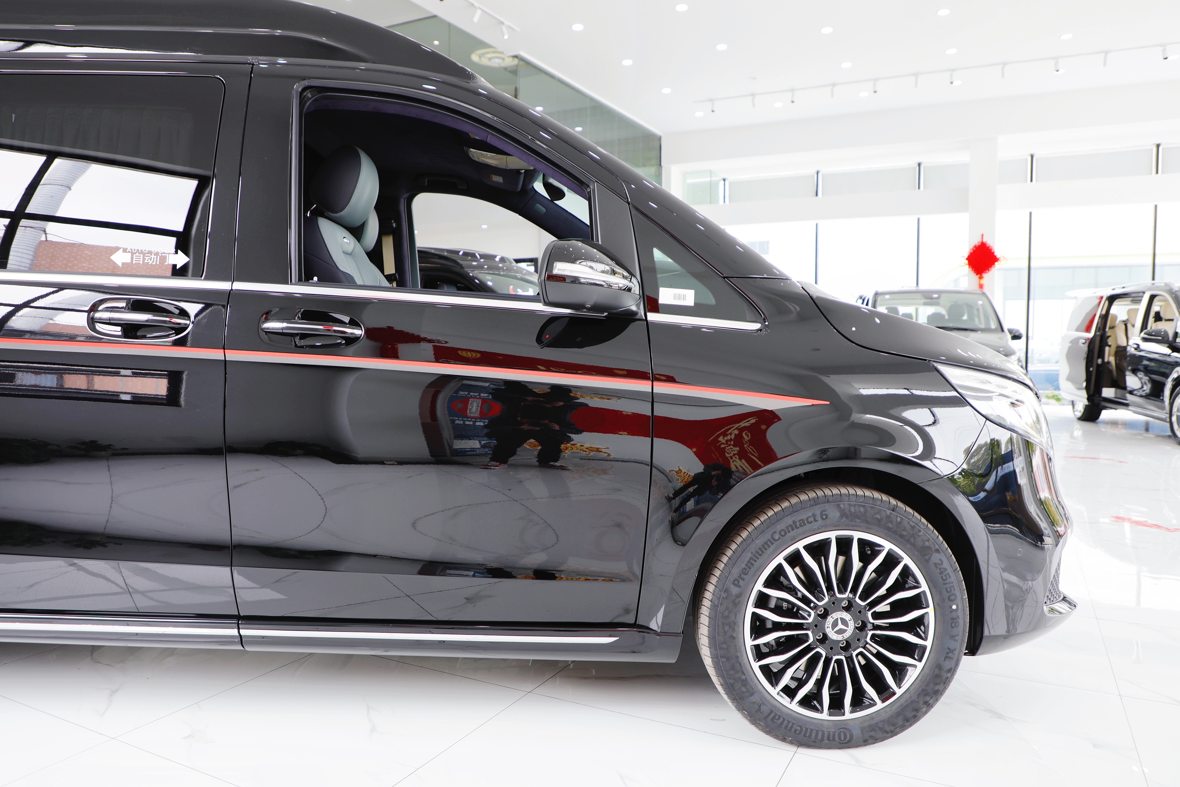 奔驰官方授权出品21款v级商务车正式下线这内饰到底好在哪