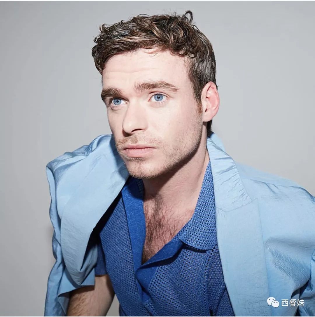 灰姑娘中的性感王子richardmadden疑似证实基友恋情