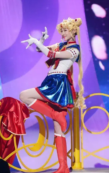 三次元的很多明星也开始进行cos,其中水冰月变成了大家都喜欢cos的