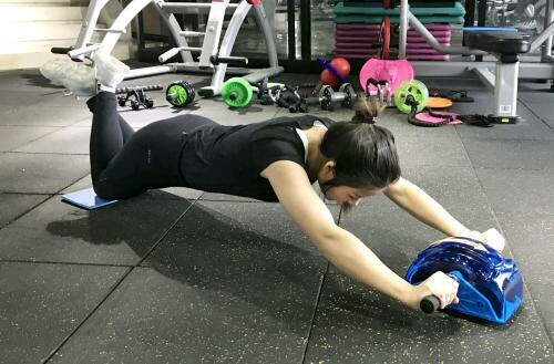 利用健腹轮多久可以练出腹肌?听说它比仰卧起