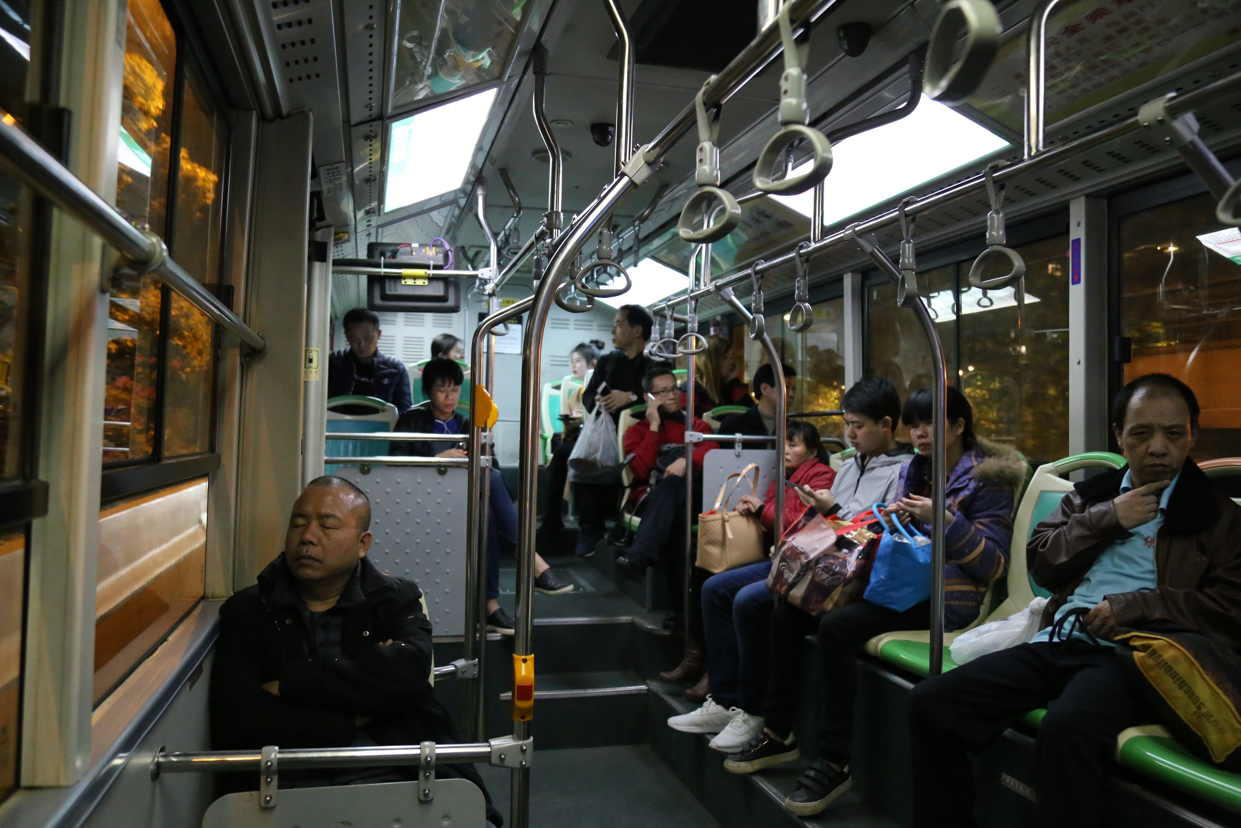 北京2字头公交夜班车最后一次运营 公交迷合影留念（图） | 北晚新视觉