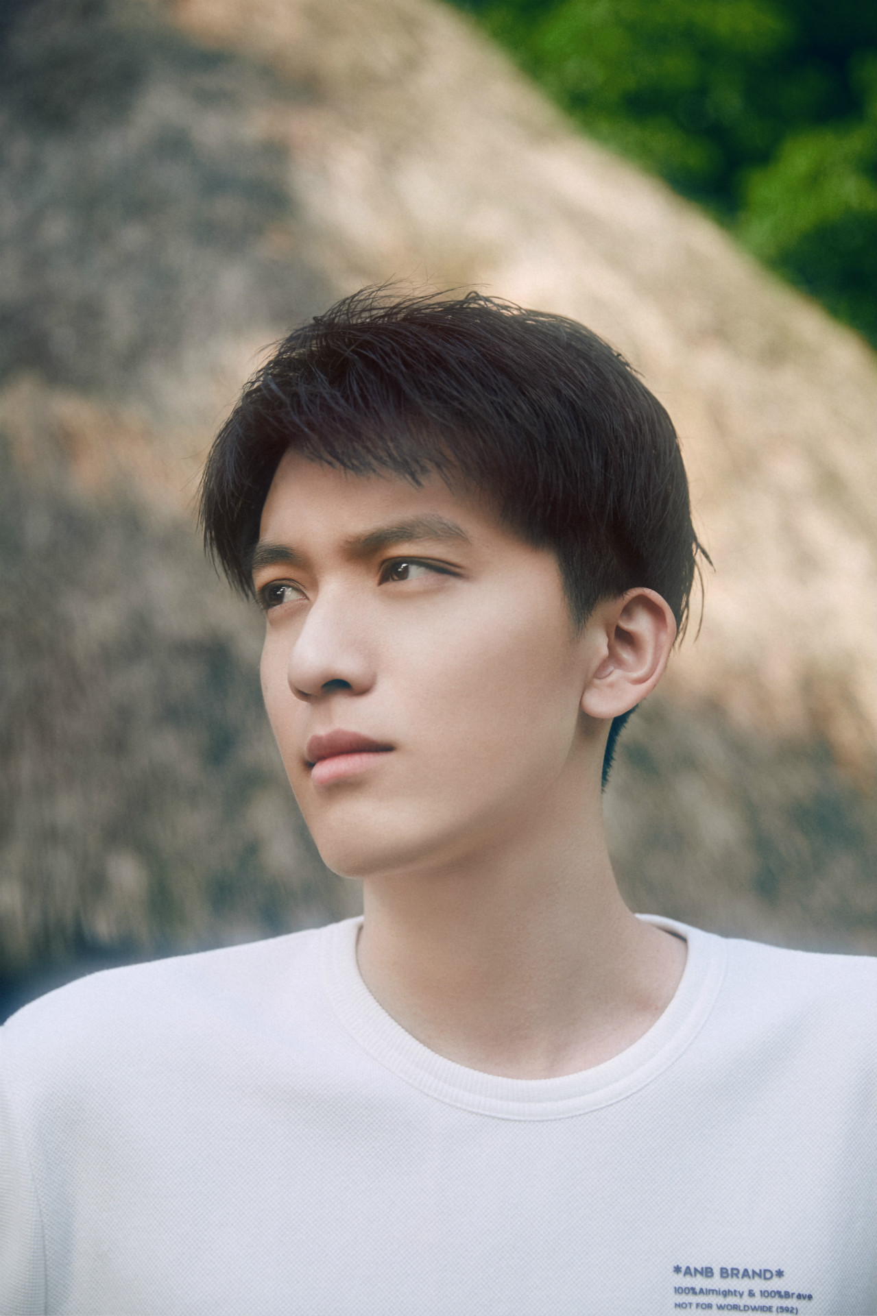 赵英博清爽夏日写真曝光 少年脸尽展温柔"侧颜杀"