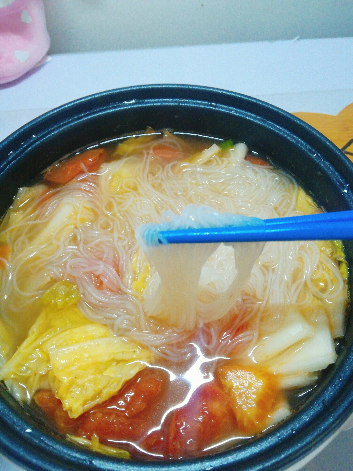 的南瓜小米粥 还加了红枣和葡萄干 午餐:腐乳土豆腊肠 番茄白菜粉丝汤