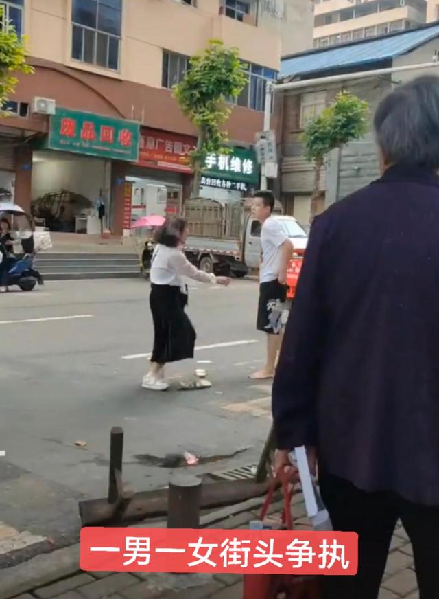 深圳女子被分手，拉住对方要求他还钱，男子：你有本事拿出欠条来 哔哩哔哩