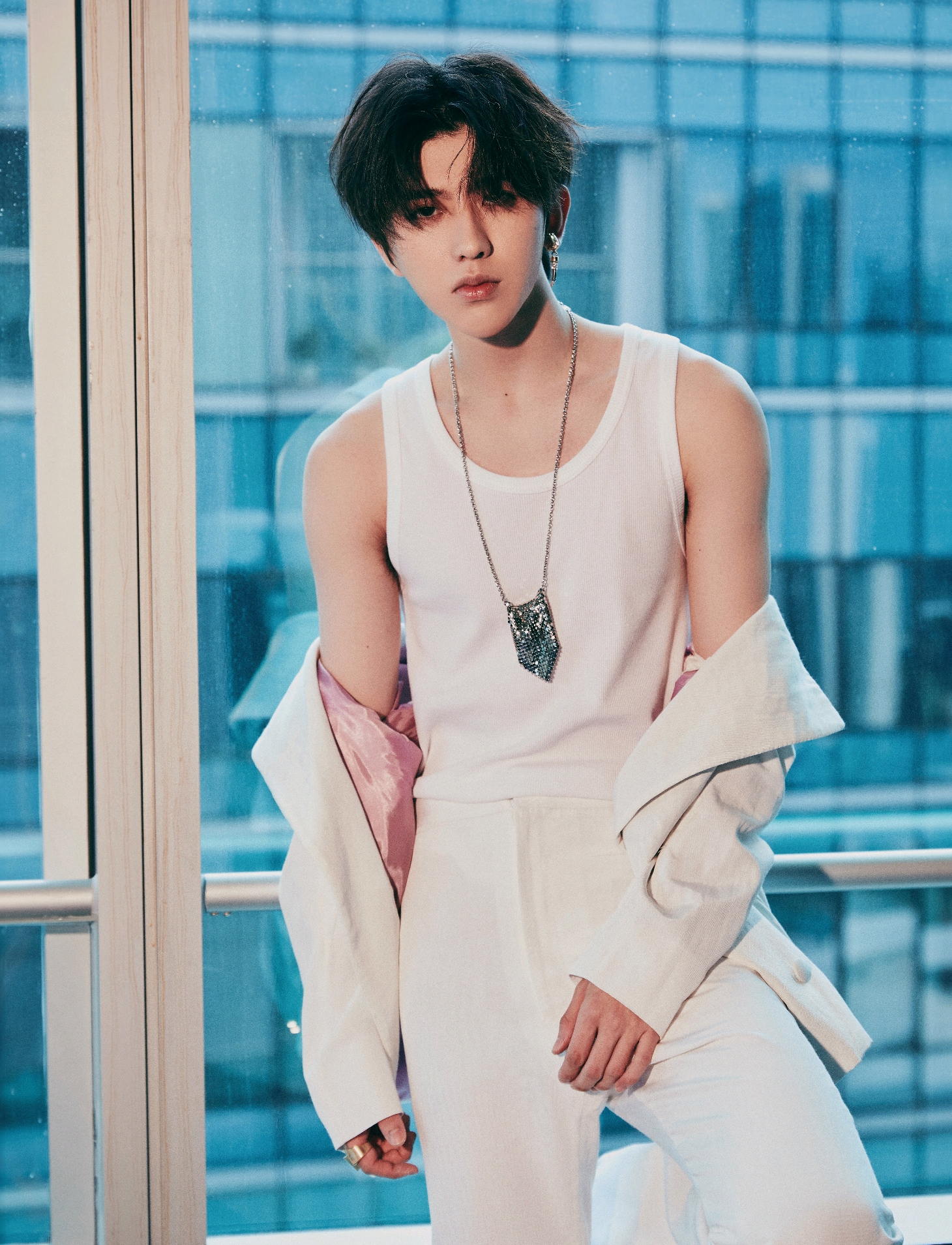 蔡徐坤揽住你的腰直接把你扛了起来,扔到卧室的床上,你有些害怕,双手