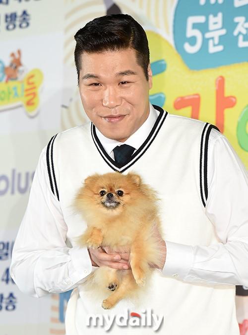 韩综《小狗们》发布会 徐章勋抱超小宠物犬反差萌