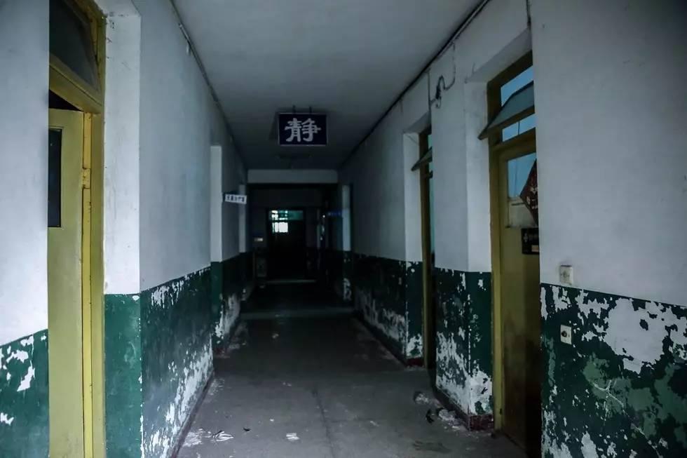 我们通过网友了解到成都这边有一个废弃的医院在郊区,那所医院吸引了
