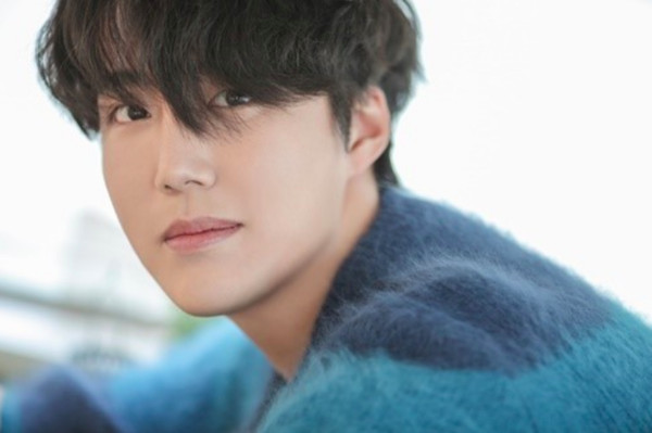 21岁韩新人歌手返乡见家人后车祸身亡