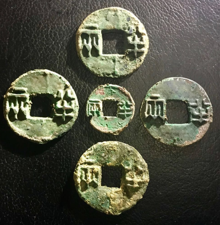 标准秦半两,中间汉半两对比图