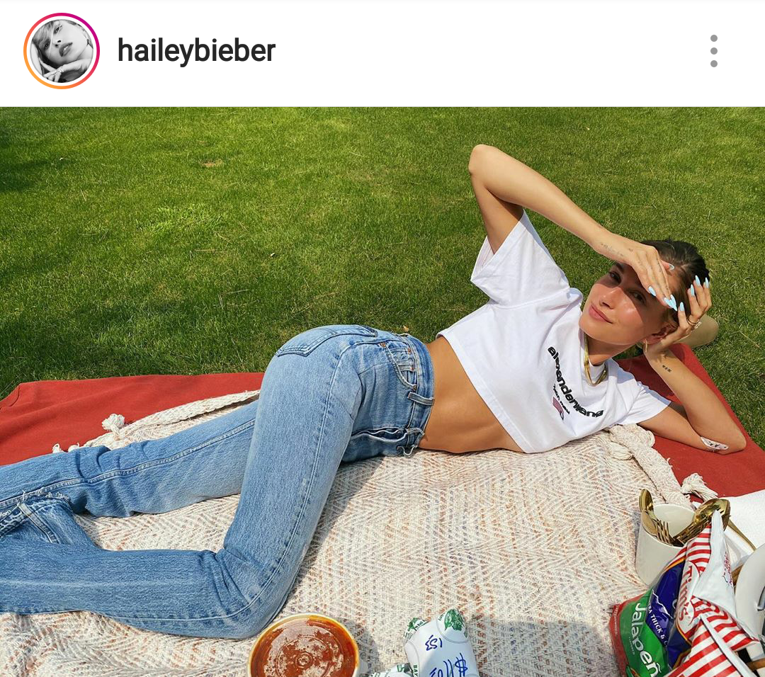 贾斯汀比伯和妻子庆祝结婚二周年纪念日