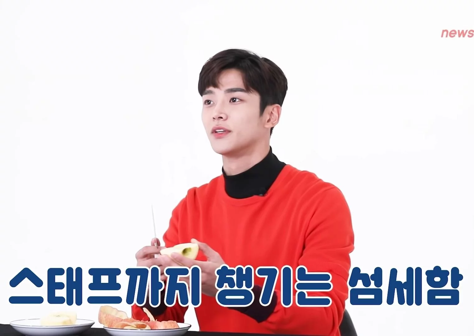 在上节目测试料理实力削苹果皮时光速完成,看看有多少名staff,给staff