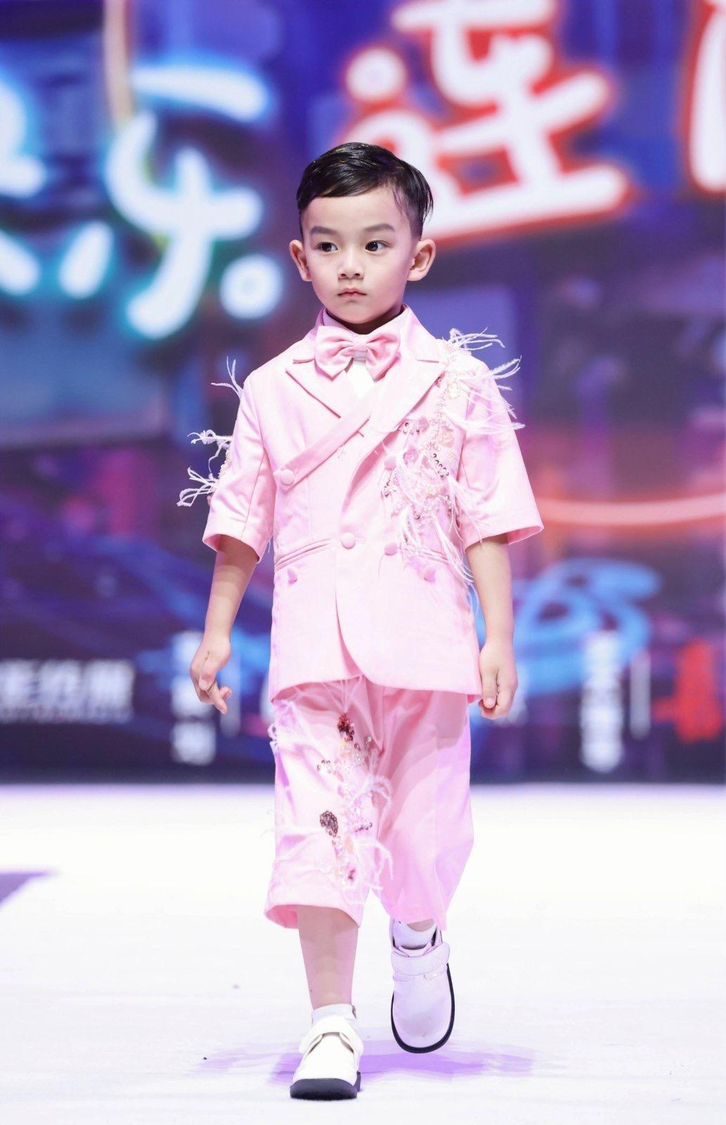 寰影传媒 酷帅男孩【何璟骏】荣获公演线上直播人气季军! 哔哩哔哩