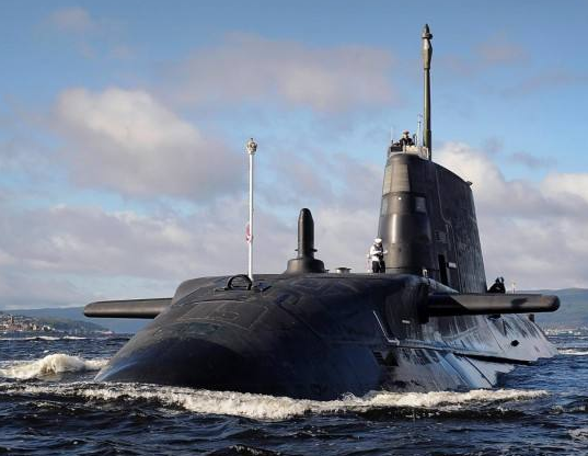 发生了什么事?英国核潜艇水面航行紧急返港,被拍照片船体变破烂