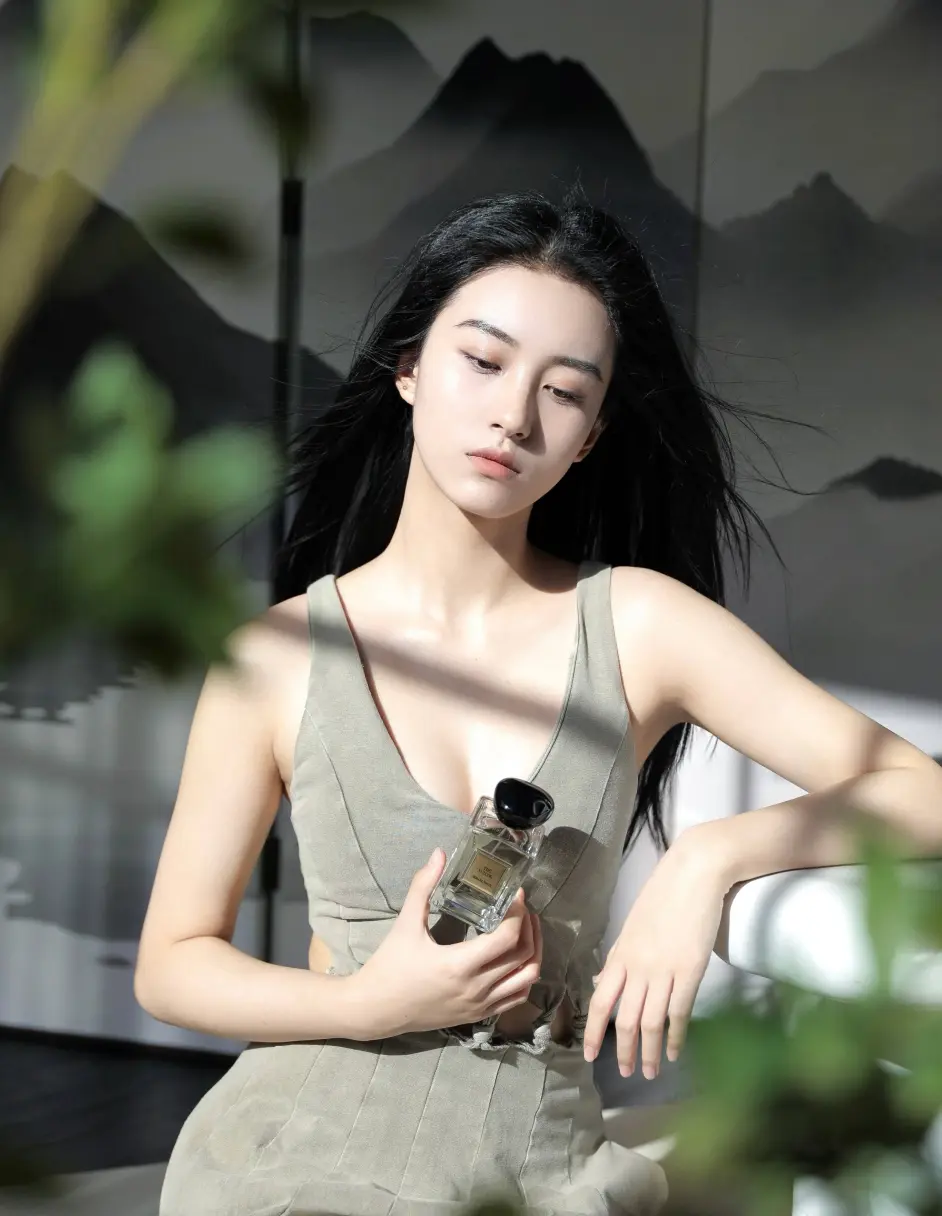 王梓莼绿色吊带连衣裙优雅写真 - 哔哩哔哩