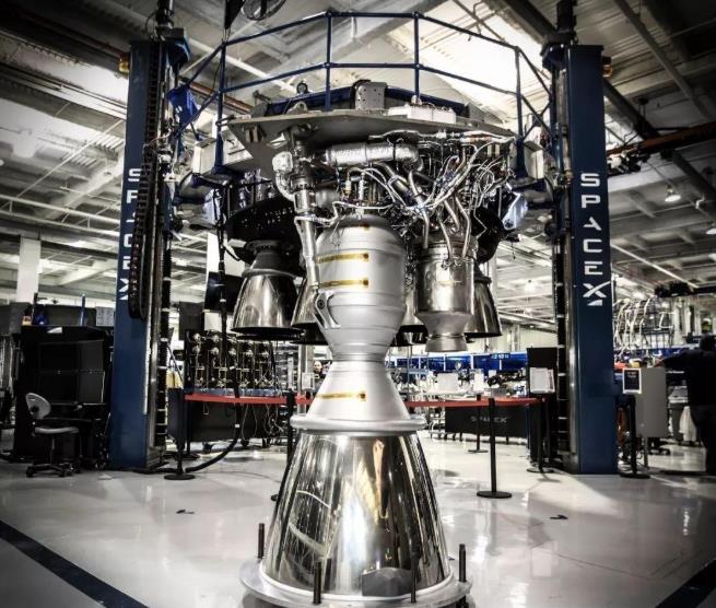 4台rs-25发动机点火8分19秒,最强重型火箭试车成功,将载人登月