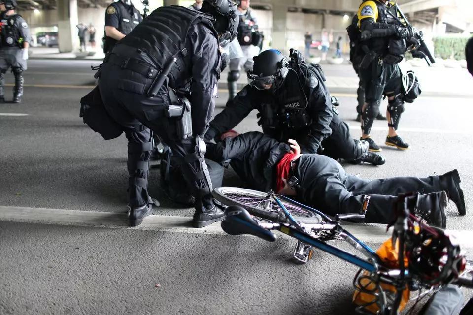 香港废青,来看看你美爹会怎么对待暴力示威者