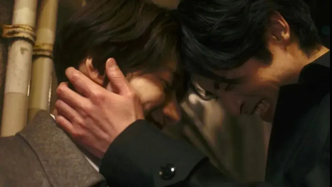 日剧完结,大叔忍不住在路上拥吻年下攻