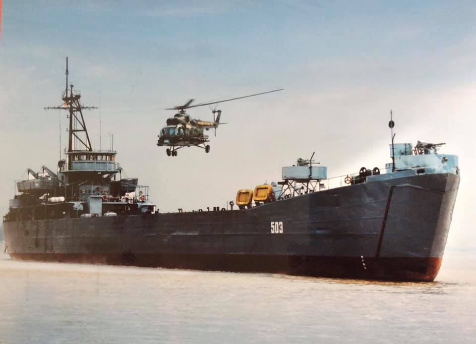 越南海军hq503号坦克登陆舰起飞一架米17直升机