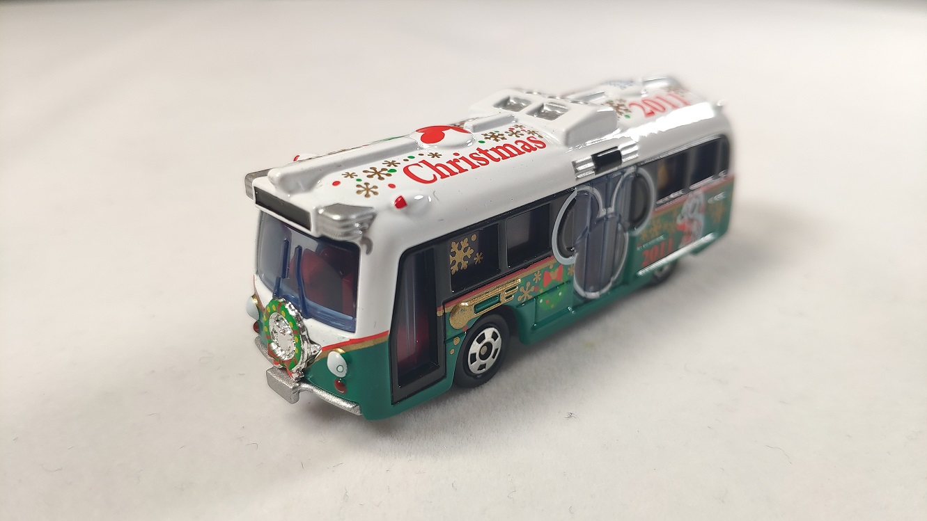 合金车试玩多美卡2011款迪士尼限定版圣诞节巴士