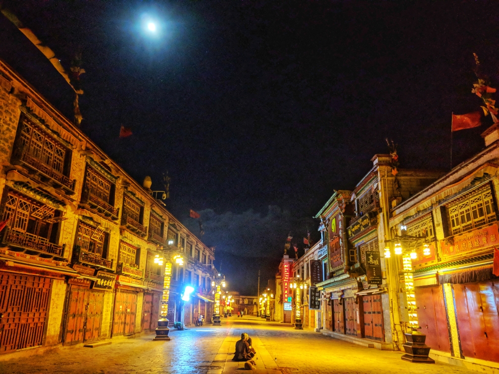 相比白天人山人海的游客,深夜的大昭寺更纯粹.