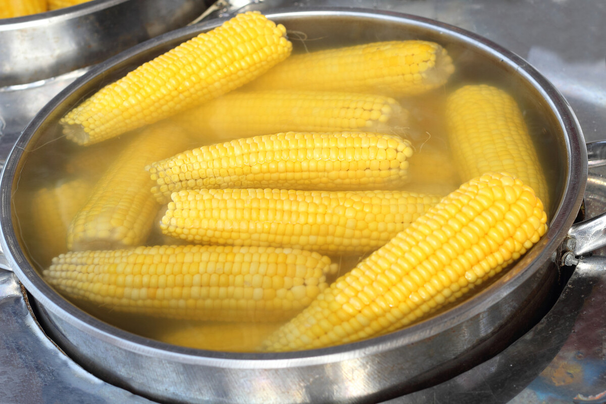 水煮玉米时，不要直接加水煮，记住两个细节，玉米又香又甜