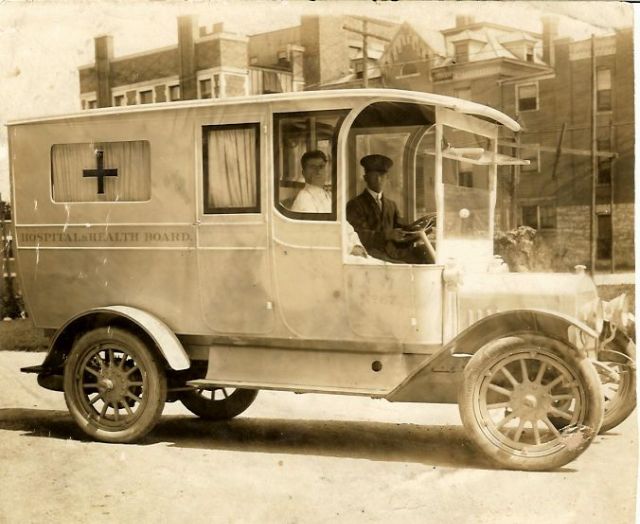 檔案館 | 100 年前的救護車長什麼樣子?