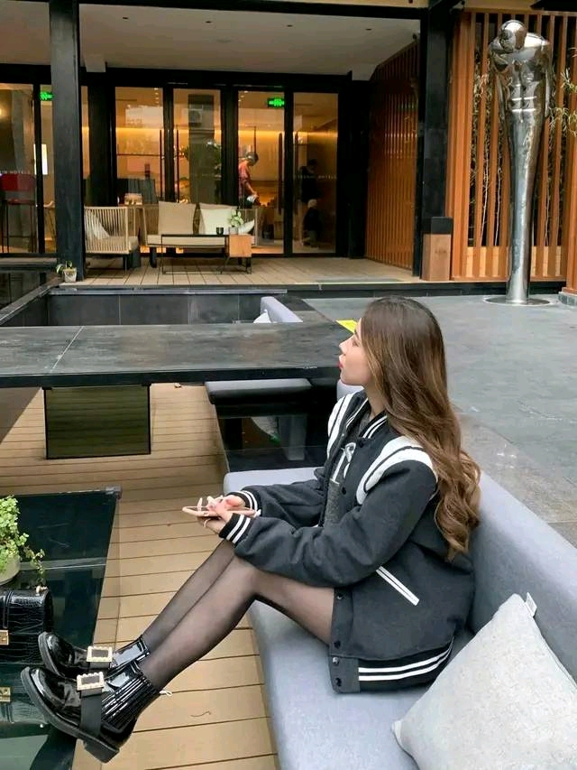 黑色小姐姐坐沙发