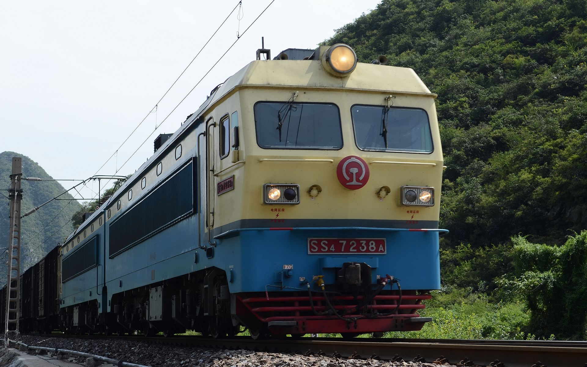 人文歷史 韶山4型電力機車韶山4型電力機車(代號:ss4),是中國鐵路使用