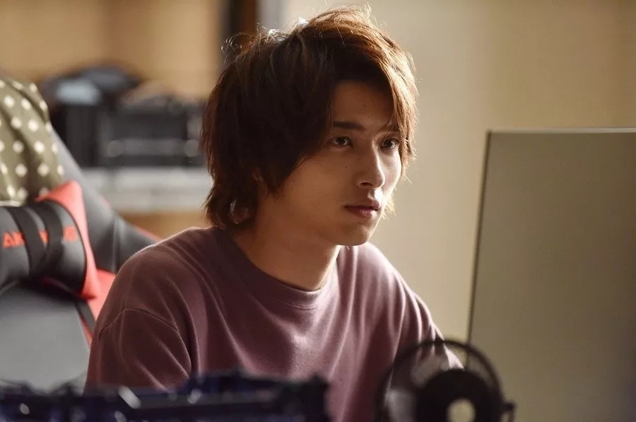 与手冢翔太(田中圭 饰)一起追查连续杀人案件的大学院生,二阶堂忍