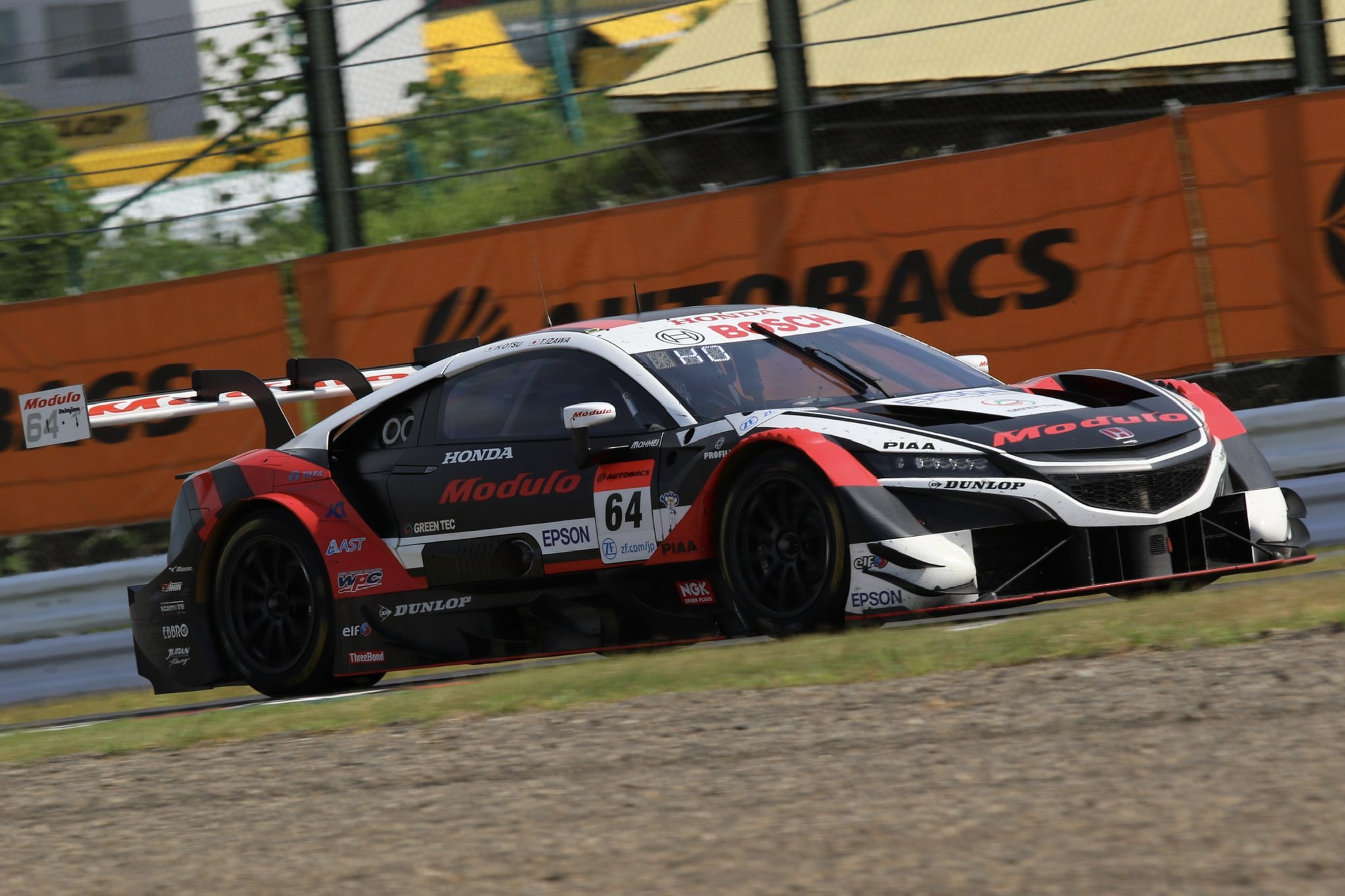 但驾驶64号本田nsx-gt gt500赛车的伊沢拓也(takuya izawa)却在陷入gt