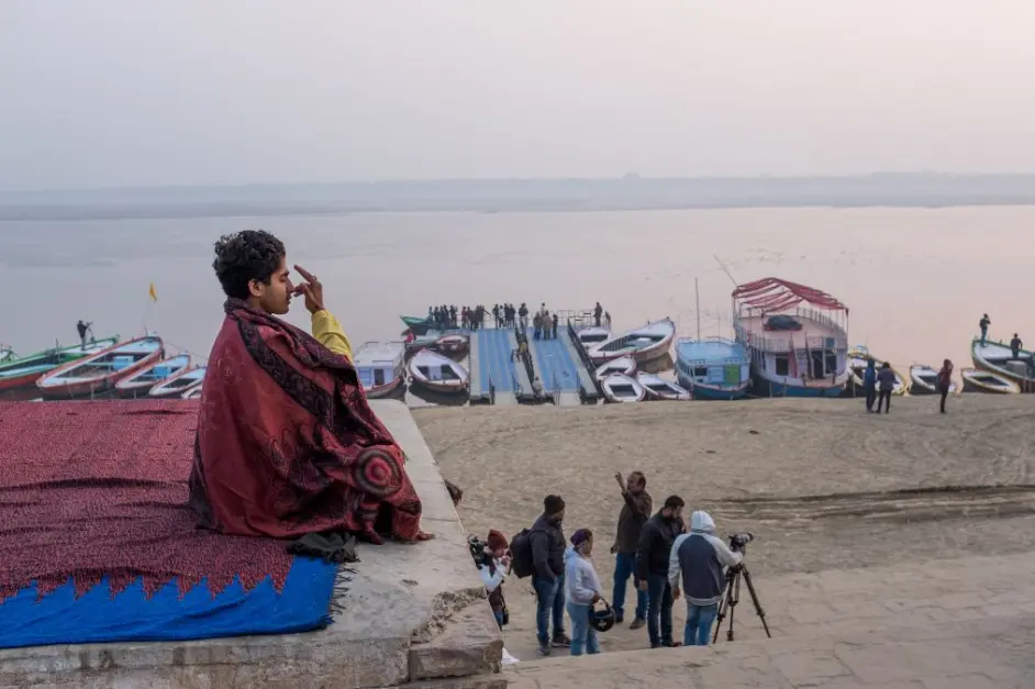 印度恒河河畔 每天早上一群人练瑜伽 与国内健身房瑜伽真不一样 哔哩哔哩